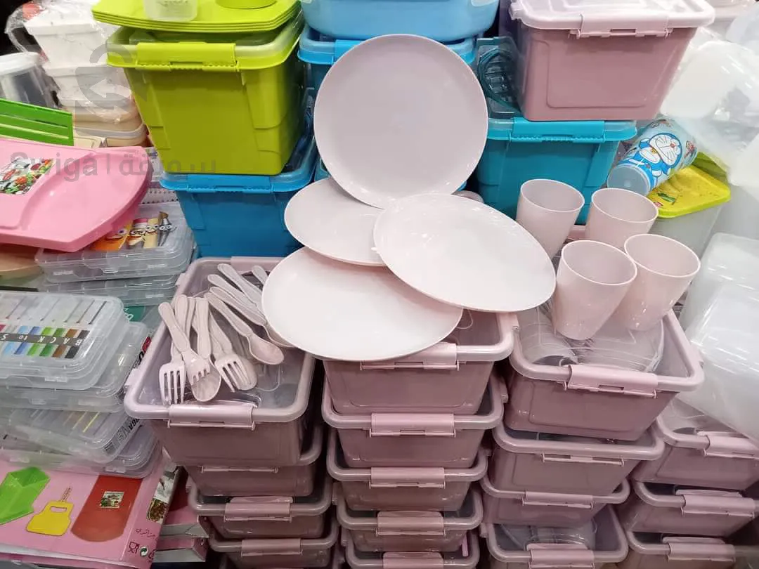 أواني بلاستيكية