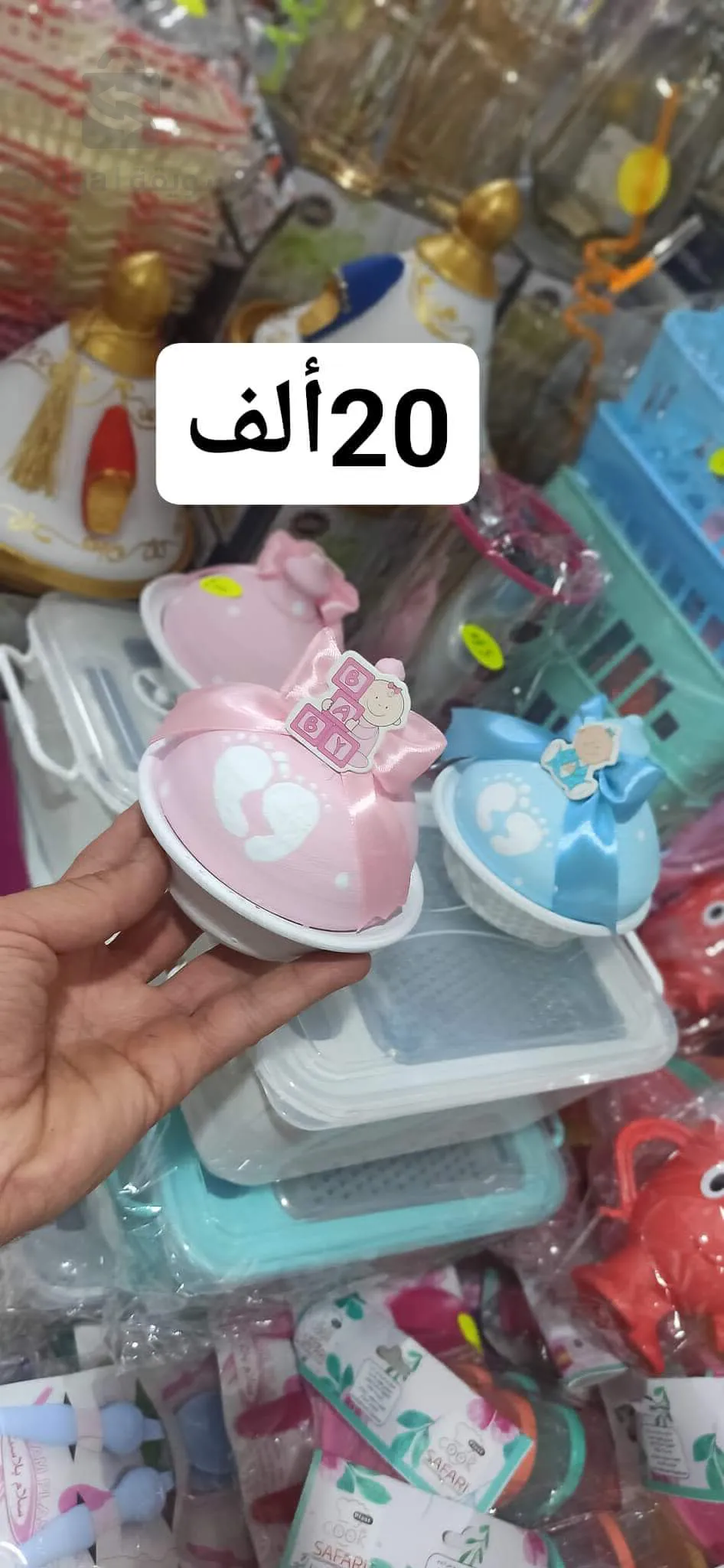 أواني بلاستيكية