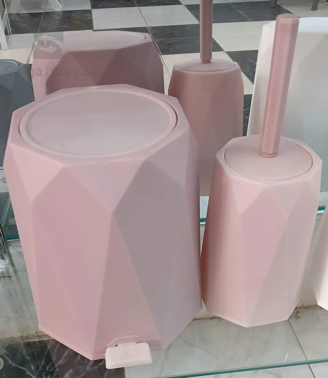 اواني بلاستيكية