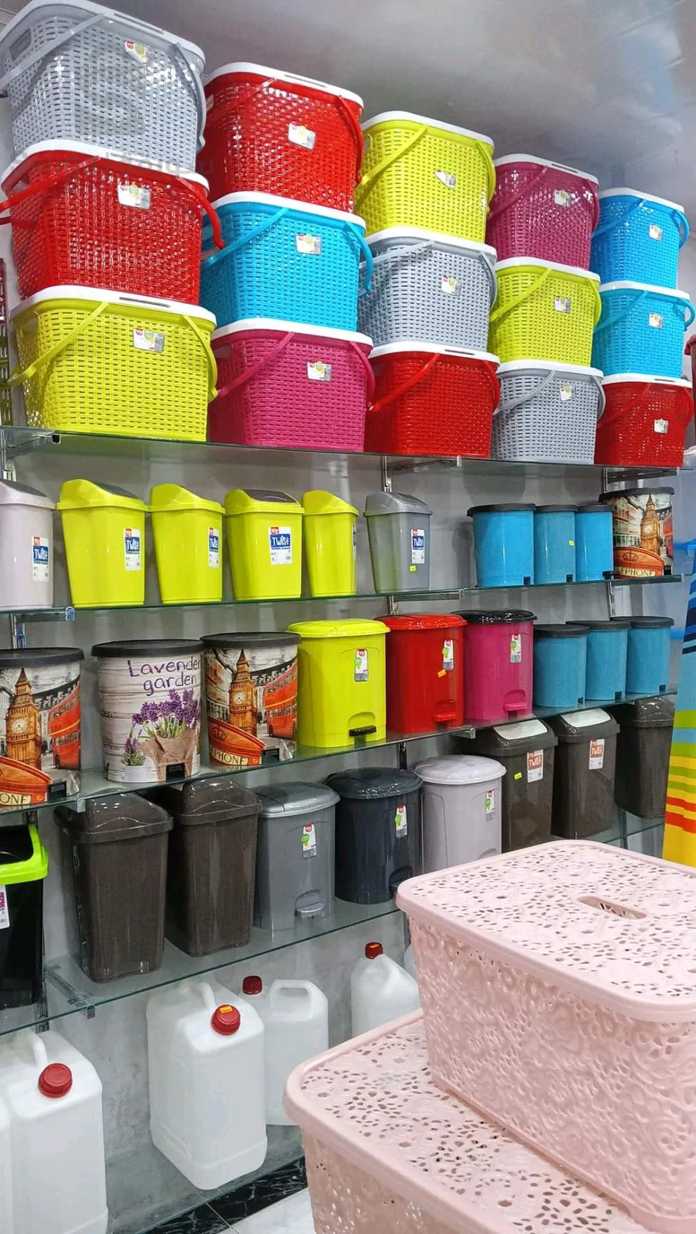 اواني بلاستيكية