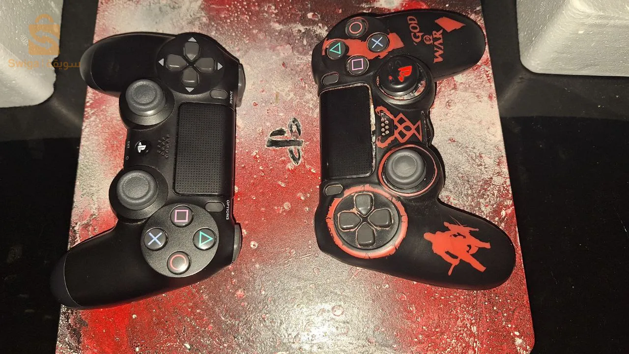 PS4 avec 2 mannettes