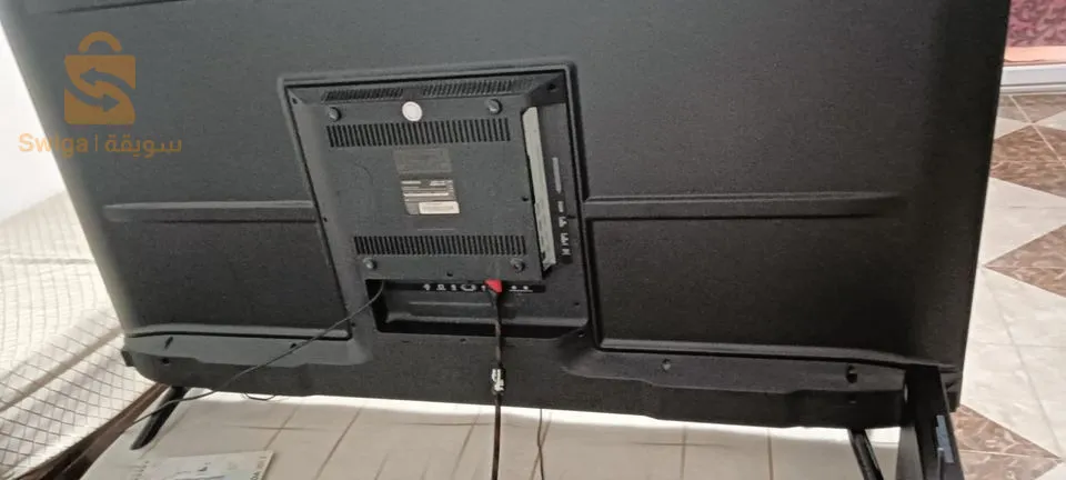 تلفاز 64 قدم مع طاولة تلفاز