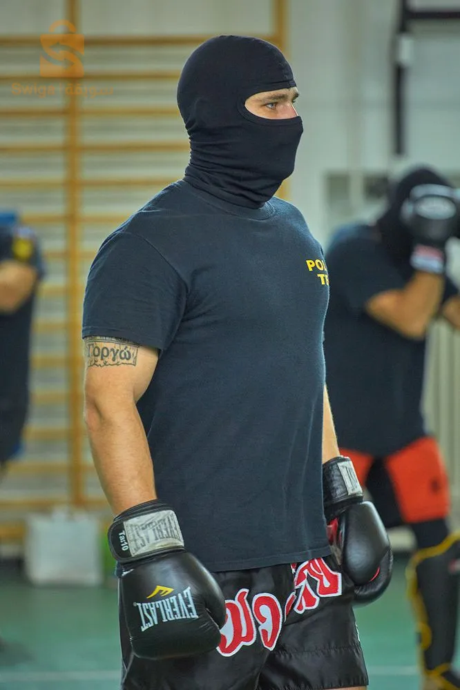 🛡️ احمي نفسك بأناقة وراحة مع غطاء الوجه المصمم خصيصاً لراكبي الدراجات النارية. تخلص من الأشرطة المزعجة والثقيلة على رأسك ورقبتك، فالتصميم يوفر الراحة والأناقة في آن واحد.

❄️ تجنب البرد والرياح بفضل غطاءنا الدافئ المصنوع من قماش عالي الجودة. غطاء طويل يحمي رقبتك أيضاً. 🌬️

🚚 خدمة التوصيل: استفد من أفضل خدمة توصيل سريعة (2 - 6 أيام) لـ 58 ولاية جزائرية مع ضمان حسن المعاملة وجودة الخدمة.

💳 طريقة الدفع: الدفع سيكون مباشرة بعد استلام السلعة ووصولها لمنزلك أو مقر العمل حسب العنوان الذي وضعته في الاستمارة. 

Facebook: Tarek Bokari