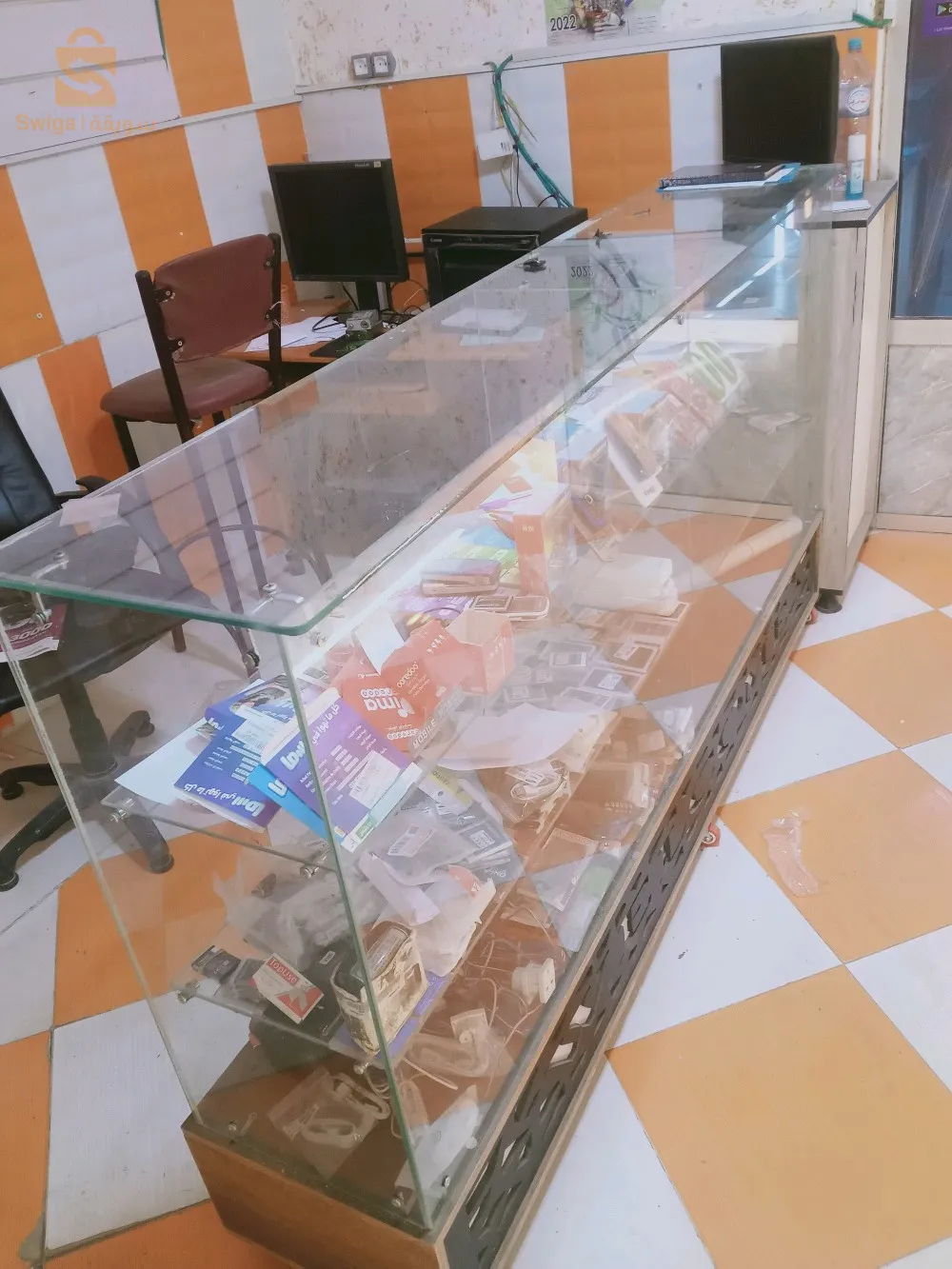 armoire de téléphone plus caisse et contoire