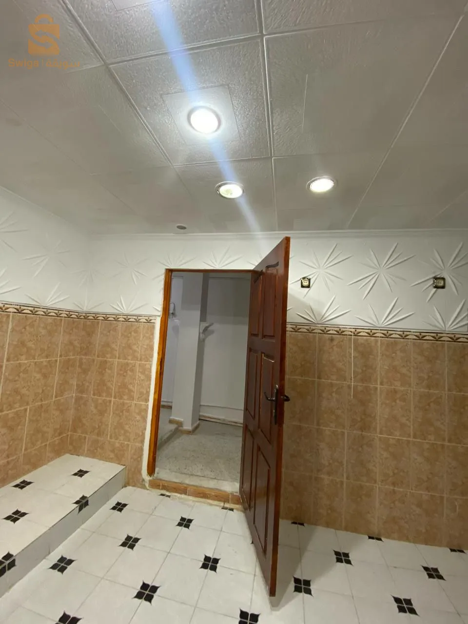 An apartment for rent on the ground floor for doctors and special projects, not for housing. It has 3 large rooms, an entrance, a door and a garage