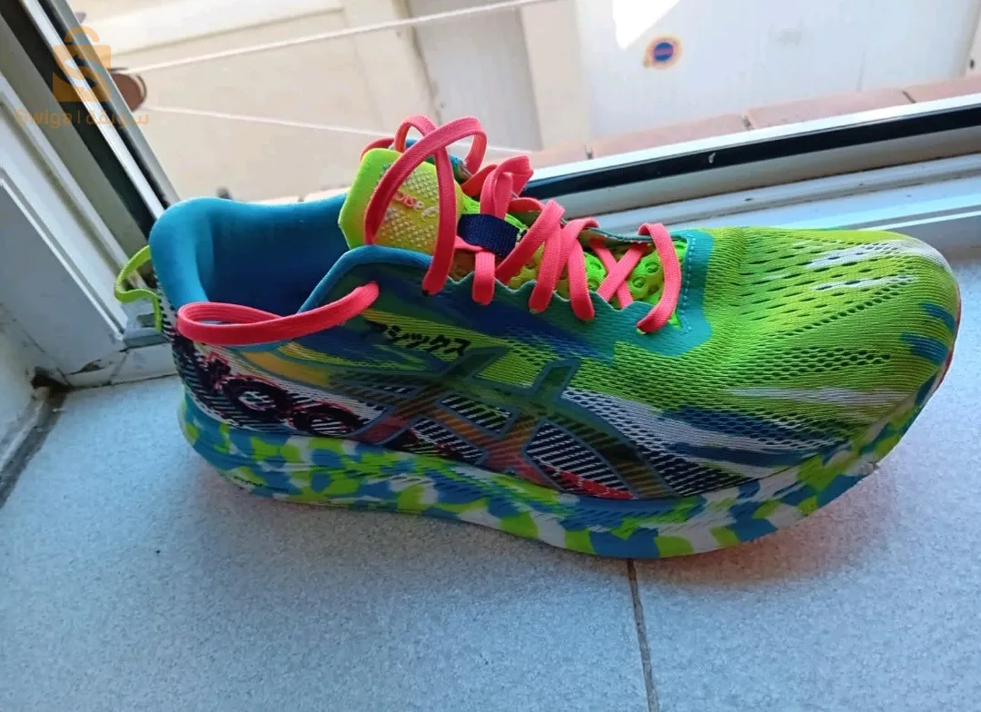 اديداس شابة ملبوسة 2 خطرات