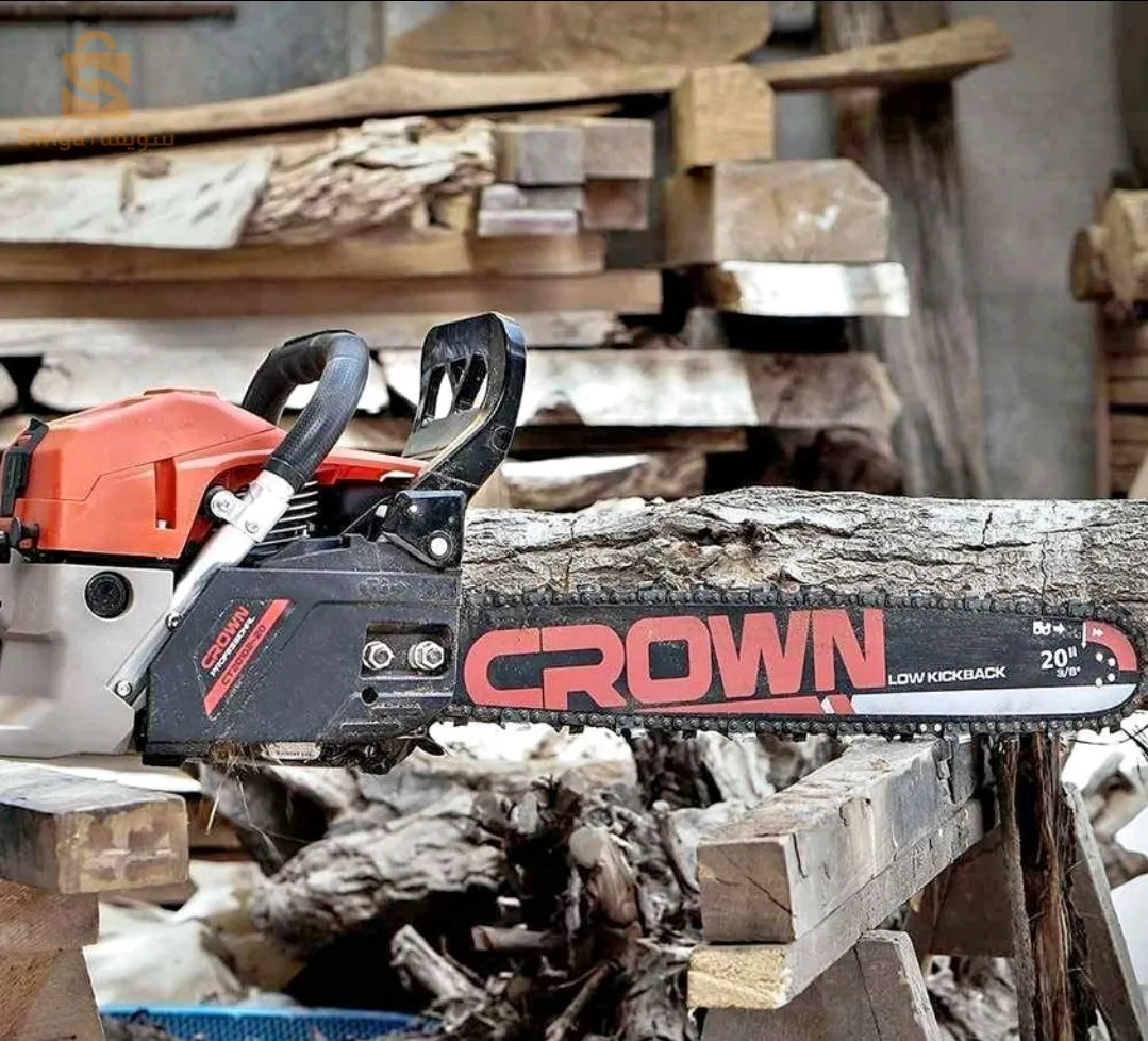 CROWN Scie à Chaîne à Essence 450mm 45cc 1800W CT20101-18  
 CROWN Scie à Chaîne à Essence 450mm 45cc 1800W CT20101-18
 Puissance d'entrée: 1800W

Chaîne pour scie Oregon.

Lubrification automatique.

Démarrage facile.

Poignée anti-vibrations.

Système de freinage efficace.

Vitesse de marche au ralenti: 3000±250 min¹.

Vitesse de la chaîne de la scie (par puissance moteur 100%/133%): 15,8/21 m/s.

Cylindrée du moteur: 45 cm³.

Caractéristiques moteur 1 cylindre - 2 temps - Refroidissement par air.

Capacité du réservoir de carburant: 550 ml.

Capacité du réservoir d’huile (pour lubrifier la chaîne de la scie): 260 ml.

Longueur de la chaîne: 450 mm, 18".

Poids net: 5,54 kg