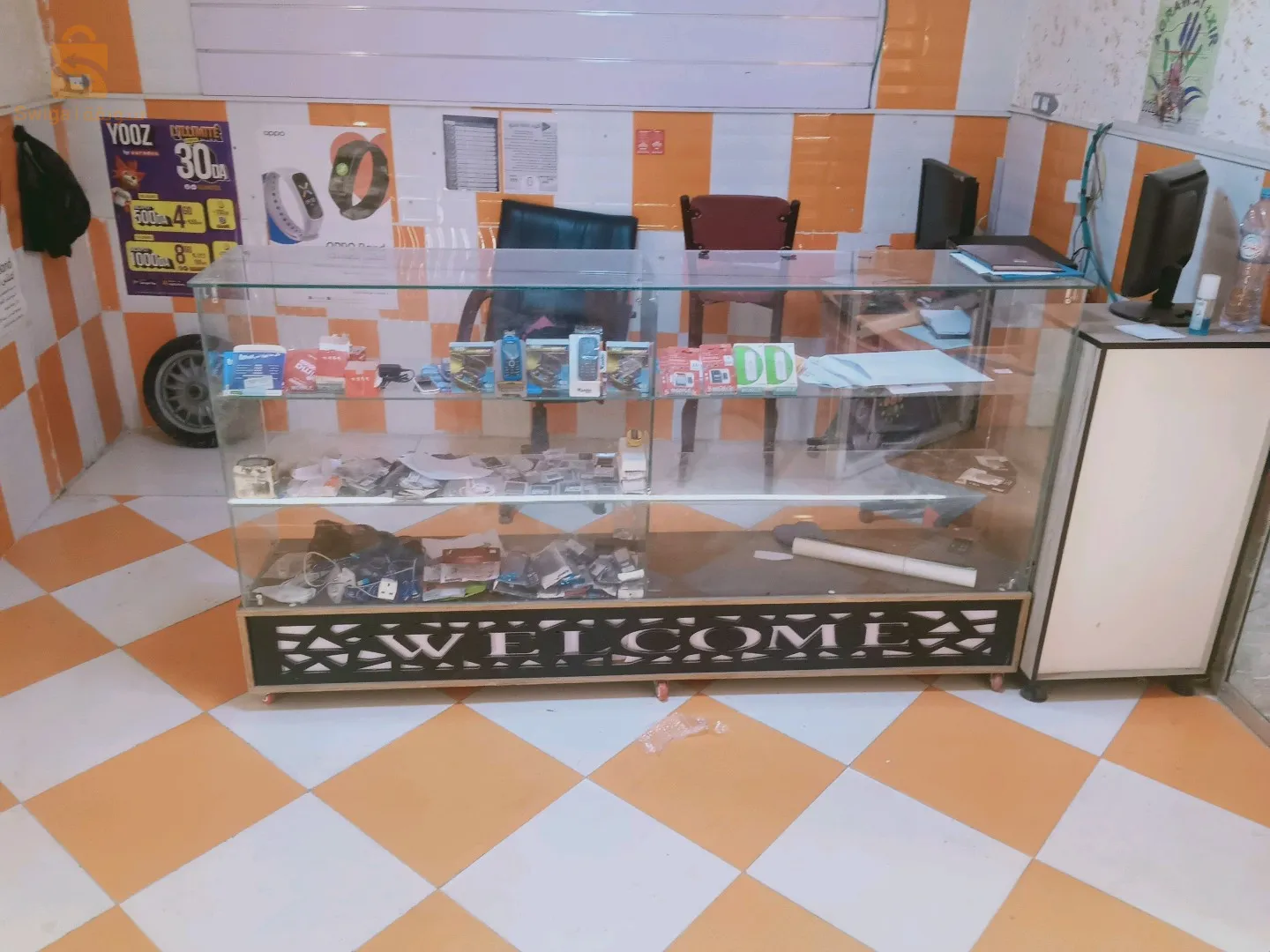 armoire de téléphone plus caisse et contoire