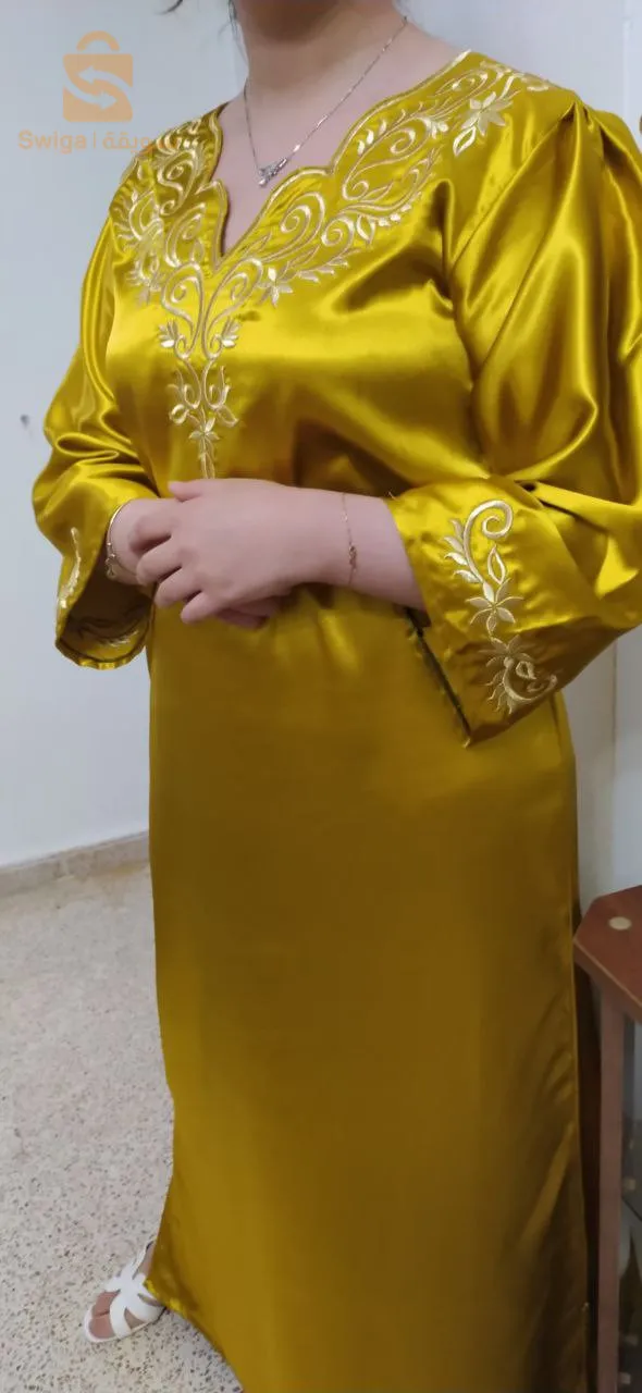 جبة مطروزة بشعرة حرة