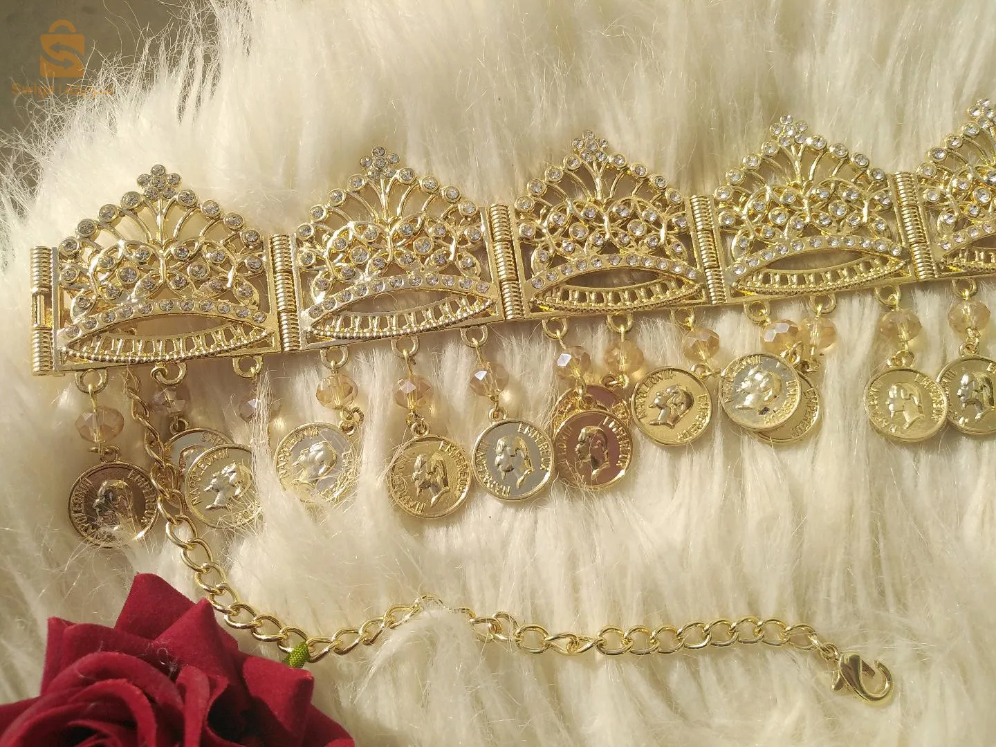 parure en cristal doré avec des pendentif xd