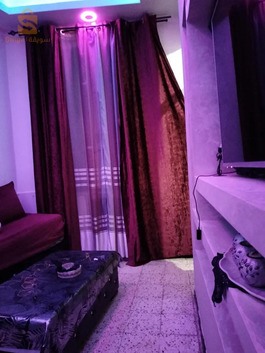 سلام عليكم 
اما بعد لدي شقة f2 مساحتها 45م مربع  في حي بازيطا باب الواد 
جميلة مخدومة مليح الجيران ماشاء الله طيبين 
اما الحي معروف أمامه سوق الفلاح محلات تجارية وكل ما يحتاجه الإنسان قريب من البحر