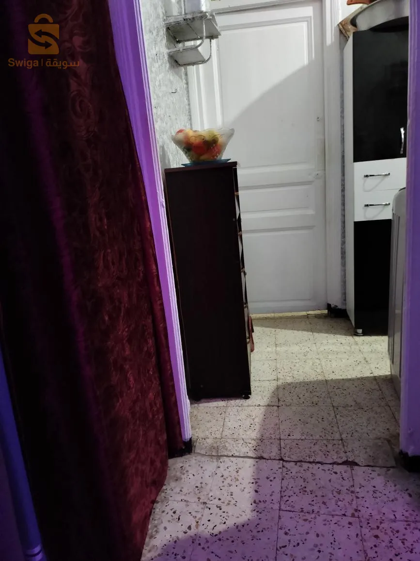 سلام عليكم 
اما بعد لدي شقة f2 مساحتها 45م مربع  في حي بازيطا باب الواد 
جميلة مخدومة مليح الجيران ماشاء الله طيبين 
اما الحي معروف أمامه سوق الفلاح محلات تجارية وكل ما يحتاجه الإنسان قريب من البحر