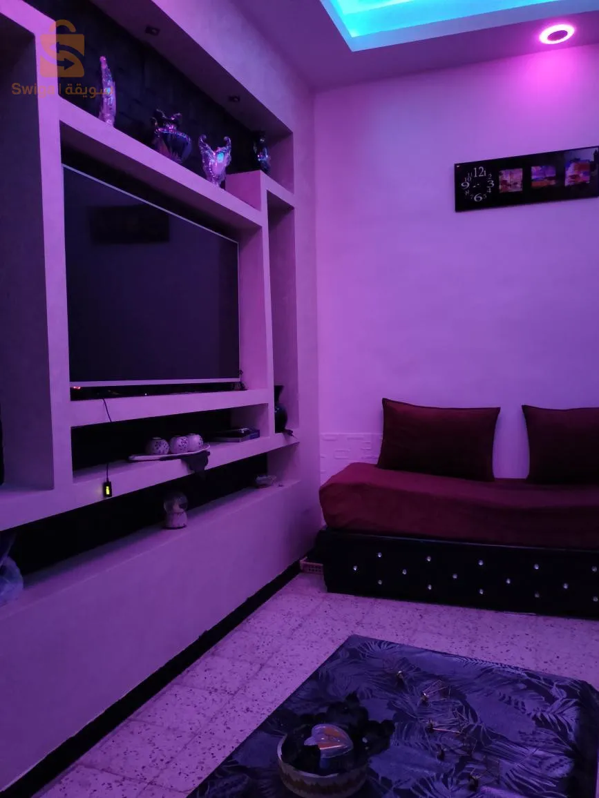 Paix soit sur vous
 Désormais, j'ai un appartement F2 d'une superficie de 45 mètres carrés au quartier Bazita Bab El Oued
 Beaux, bien servis, bons voisins, si Dieu le veut, ils sont bons
 Quant au quartier, il est connu : il possède un marché fermier, des commerces et tout ce dont on a besoin, à proximité de la mer.