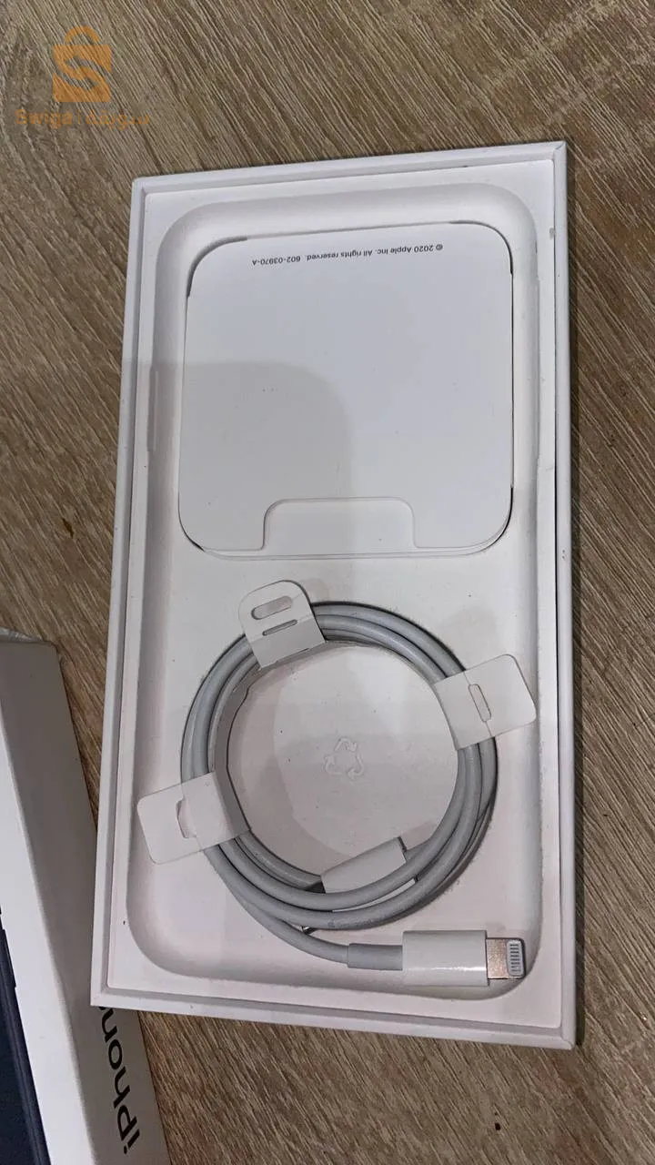 iPhone 11 noir batterie 98% très propre avec ça boîte et garantie de apple  stockage 64gb a vendr