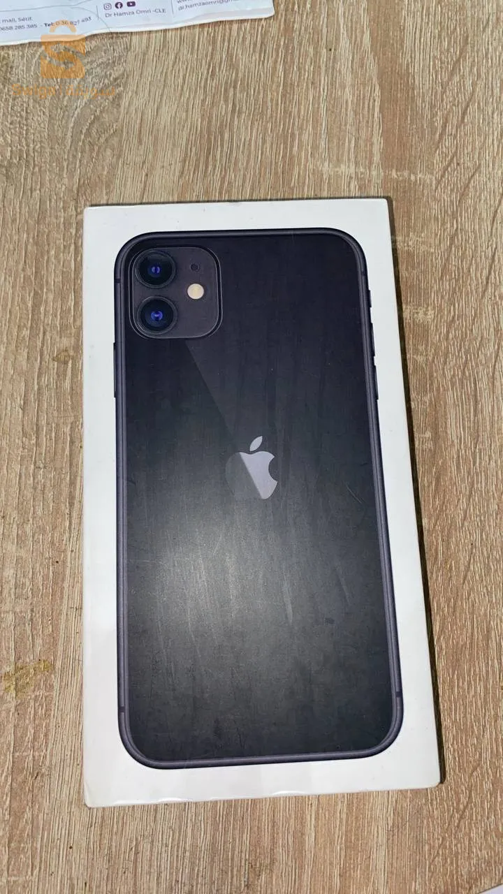 iPhone 11 noir batterie 98% très propre avec ça boîte et garantie de apple  stockage 64gb a vendr