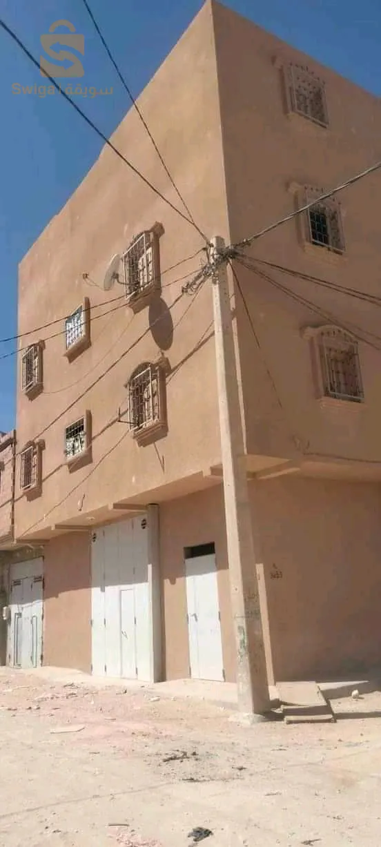 السلام عليكم 
سكن للبيع بحي الزريعة موقع تجاري مساحته 7/11 __2فاص يتكون من طابق ارضي وطابق اول وطابق ثاني وطابق ثالث فيه مستودعين  وشقتين f3 وشقة f2 مكريين يعني سكن تجاري بالقرب من مسجد و ابتدائية الوثائق تنازل  المهتم يراسلني نعطيه رقم مولاه