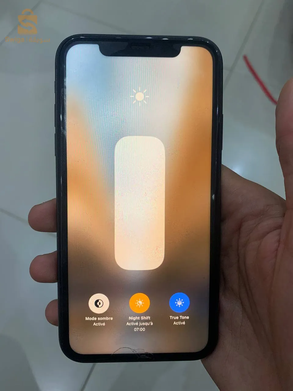 iPhone 11 noir batterie 98% très propre avec ça boîte et garantie de apple  stockage 64gb a vendr