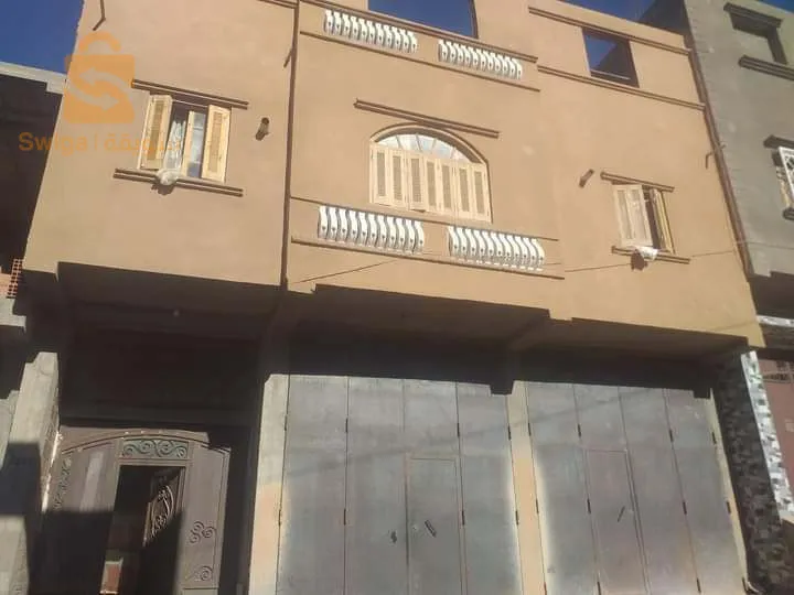 سكن للبيع حي الوئام قبل ثانوية ابن خلدون 150متر دفتر عقاري جميع المرافق متوفرة سكن مقيوم كامل متكون من 3قرجات وصالة مرحاض ودوش لتحت والشوق 5غرف ومطبخ ومرحاض ودوش ولاتيراس محوطة كاملة 0660333852