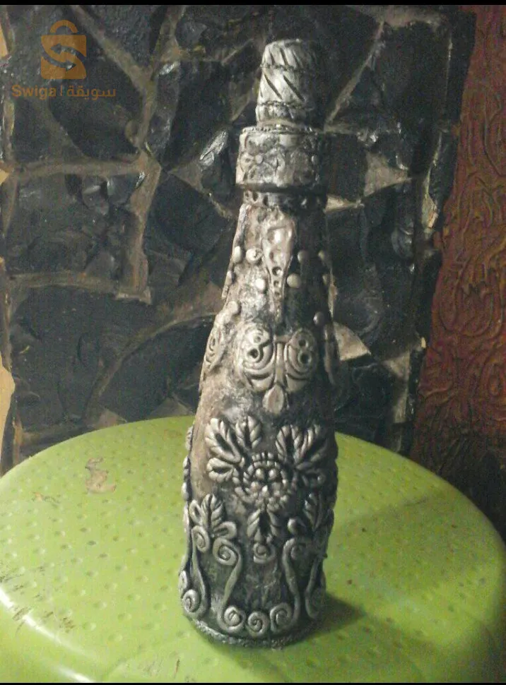 La bouteille décorative est réalisée à la main