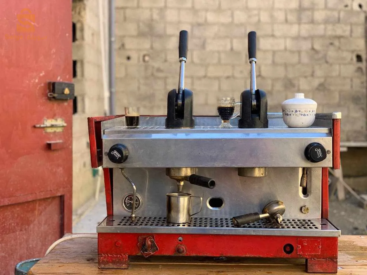 ماشينة قهوة ايطالية تخدم مليح مفيها حتى مشكل 07.90.80.59.18