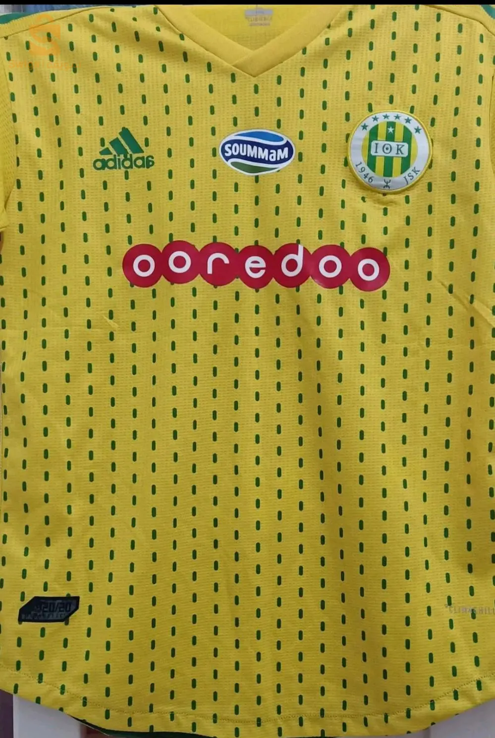 قمصان رياضية