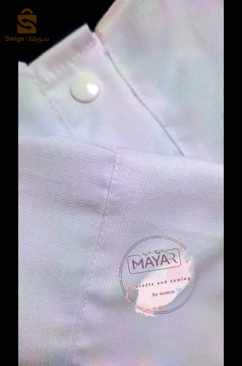 Un tablier régulier et standard qui se porte entièrement avec un tissu gabardine qui ne s'effiloche pas