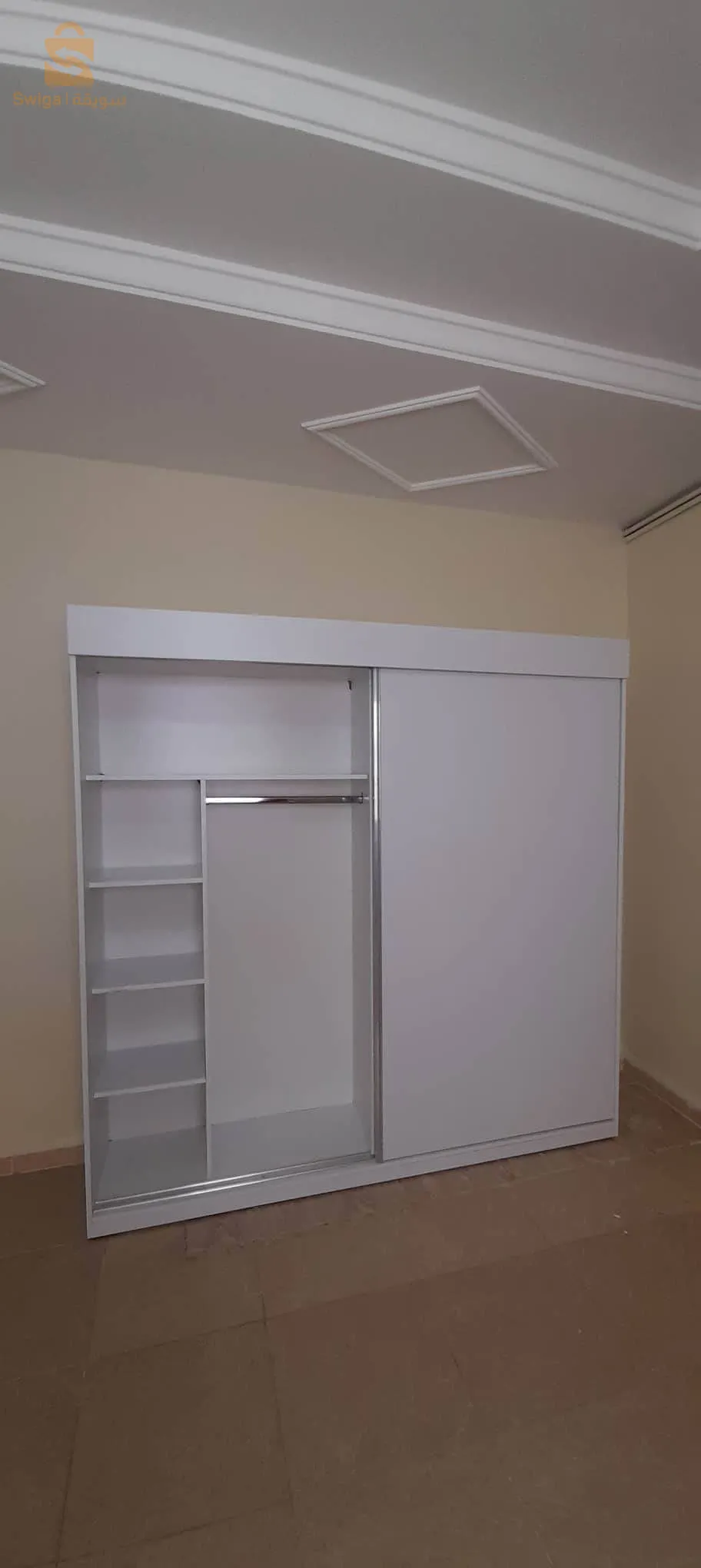 Armoire coulissante très bien finie,
خزانة