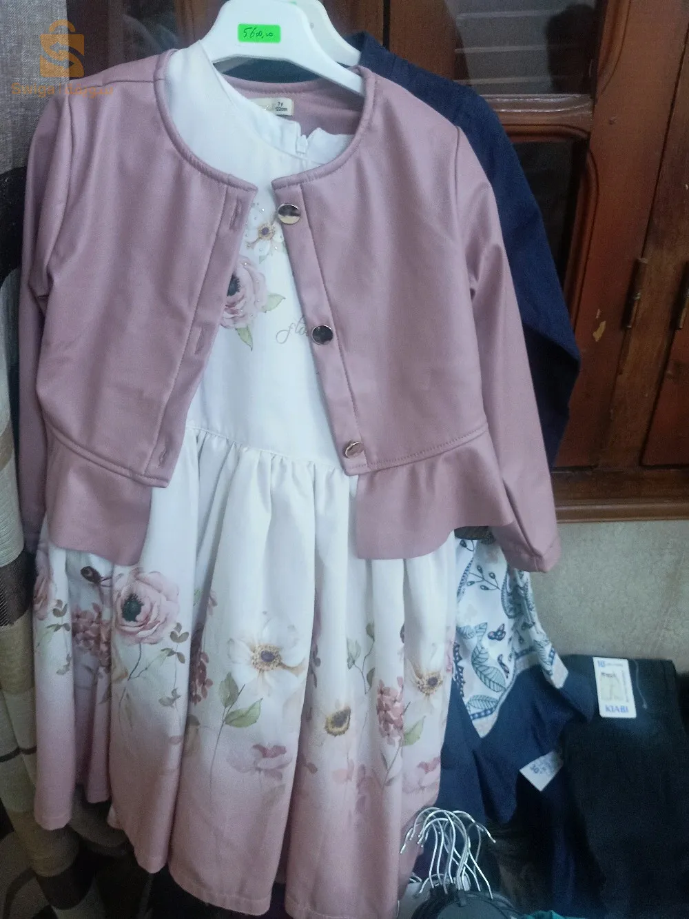 ملابس مختلفة