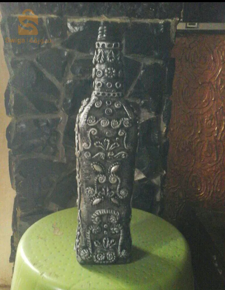 La bouteille décorative est réalisée à la main