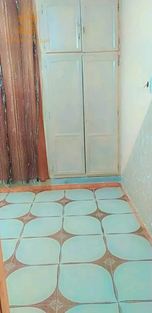 سكن للبيع حي الوئام قبل ثانوية ابن خلدون 150متر دفتر عقاري جميع المرافق متوفرة سكن مقيوم كامل متكون من 3قرجات وصالة مرحاض ودوش لتحت والشوق 5غرف ومطبخ ومرحاض ودوش ولاتيراس محوطة كاملة 0660333852
