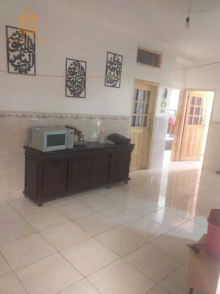سكن للبيع حي الوئام قبل ثانوية ابن خلدون 150متر دفتر عقاري جميع المرافق متوفرة سكن مقيوم كامل متكون من 3قرجات وصالة مرحاض ودوش لتحت والشوق 5غرف ومطبخ ومرحاض ودوش ولاتيراس محوطة كاملة 0660333852