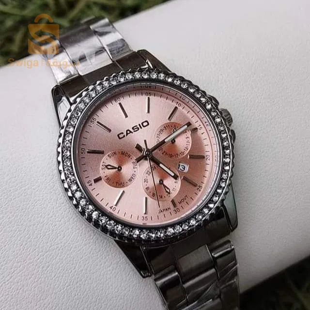 Créez votre propre style et donnez à votre temps une touche de luxe avec notre collection de montres de luxe pour femmes.
Découvrez la beauté à chaque instant grâce à des créations uniques qui reflètent votre élégance et votre féminité.
Une montre pour femme et deux bracelets de bonne qualité
Livraison gratuite au bureau dans tous les états