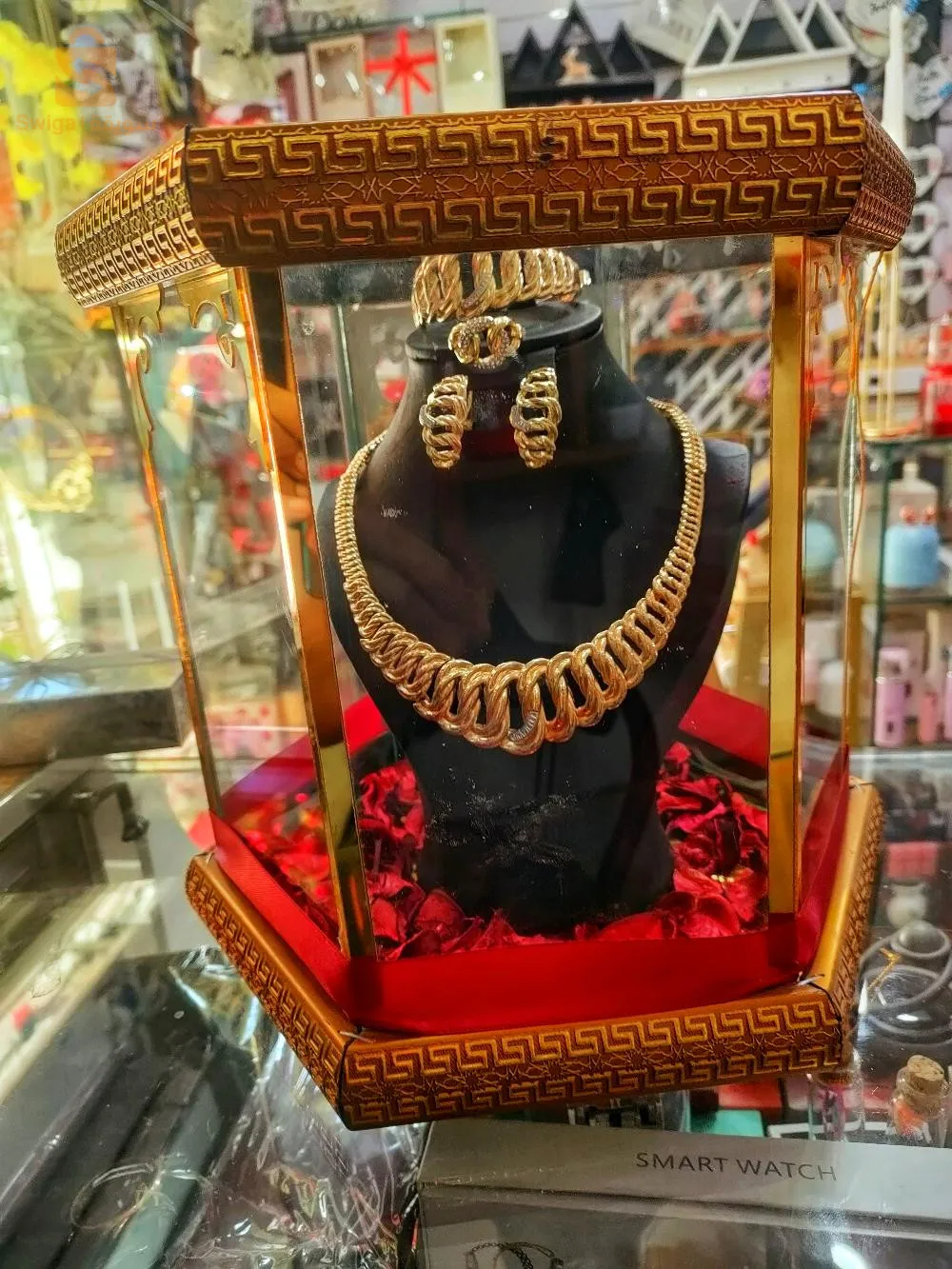 مجموعة من الهدايا للطلب