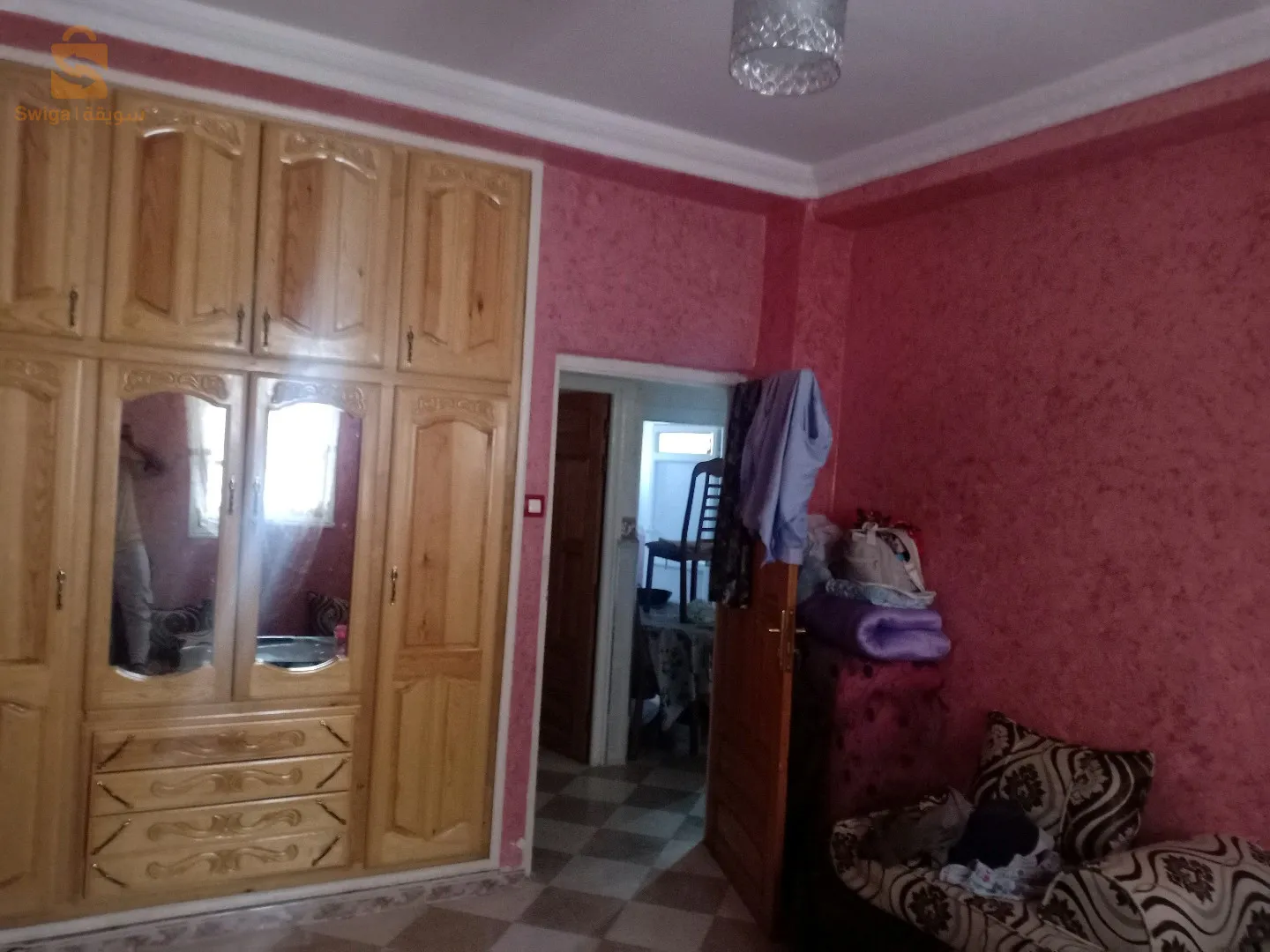 Shared housing in the heart of Bordj Bou Arreridj. It has all the necessary supplies. It is close to everything. The sales contract does not have only a key