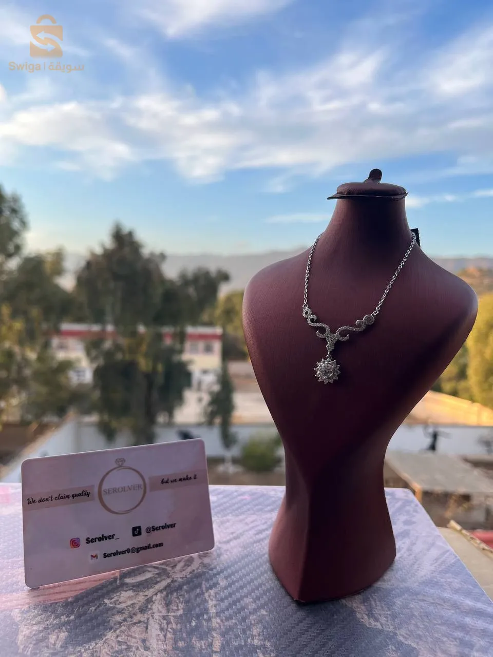 قلادة من الفضة المطلية بالذهب الابيض