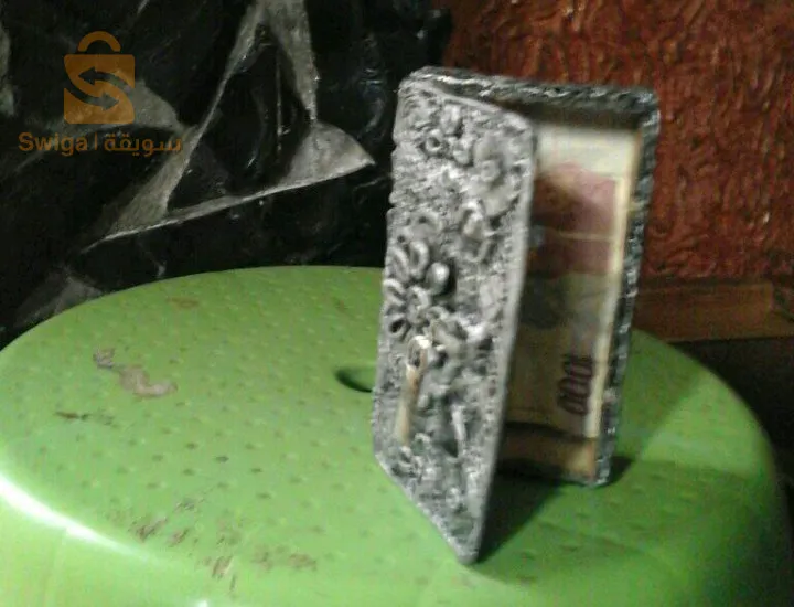 La bouteille décorative est réalisée à la main