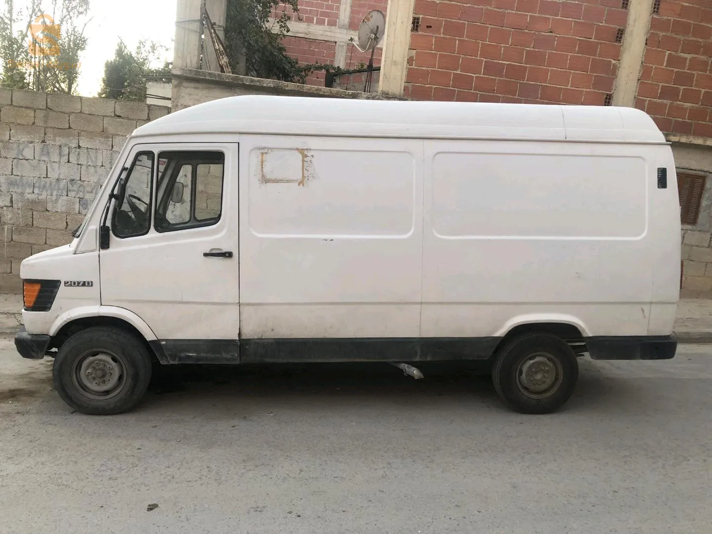 fiha vwal  3la bara matar lah y arak 4 pnawat
