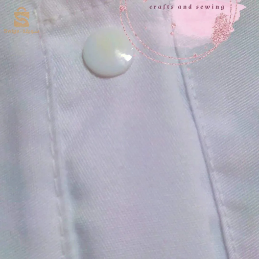 Un tablier régulier et standard qui se porte entièrement avec un tissu gabardine qui ne s'effiloche pas