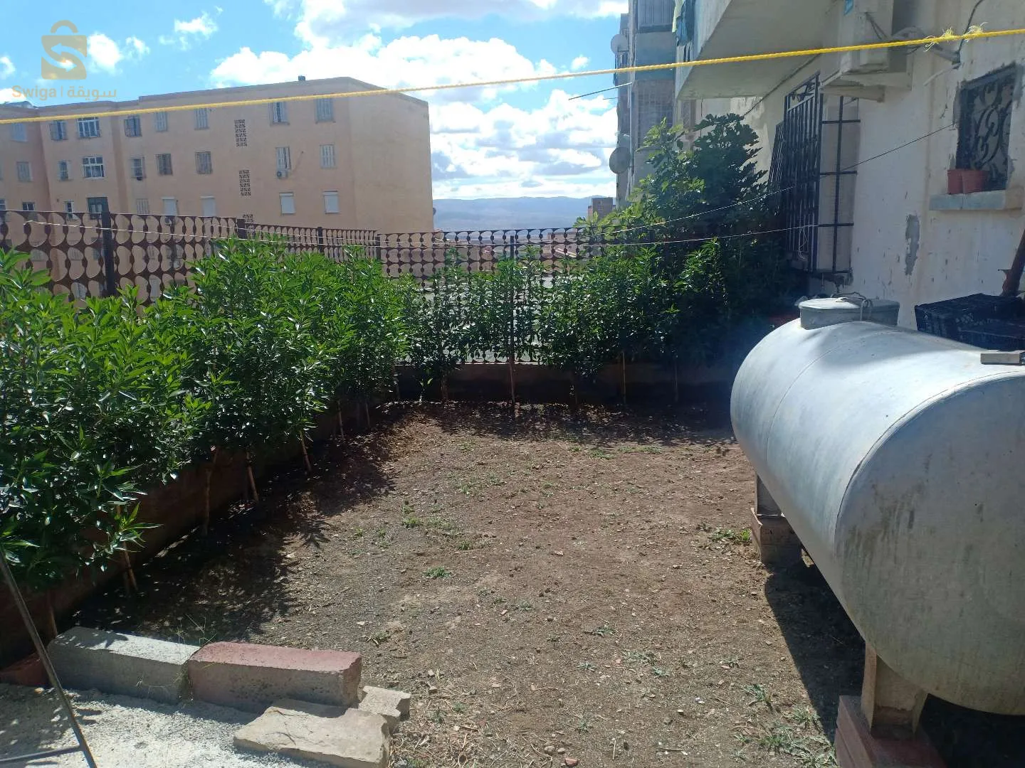 Shared housing in the heart of Bordj Bou Arreridj. It has all the necessary supplies. It is close to everything. The sales contract does not have only a key