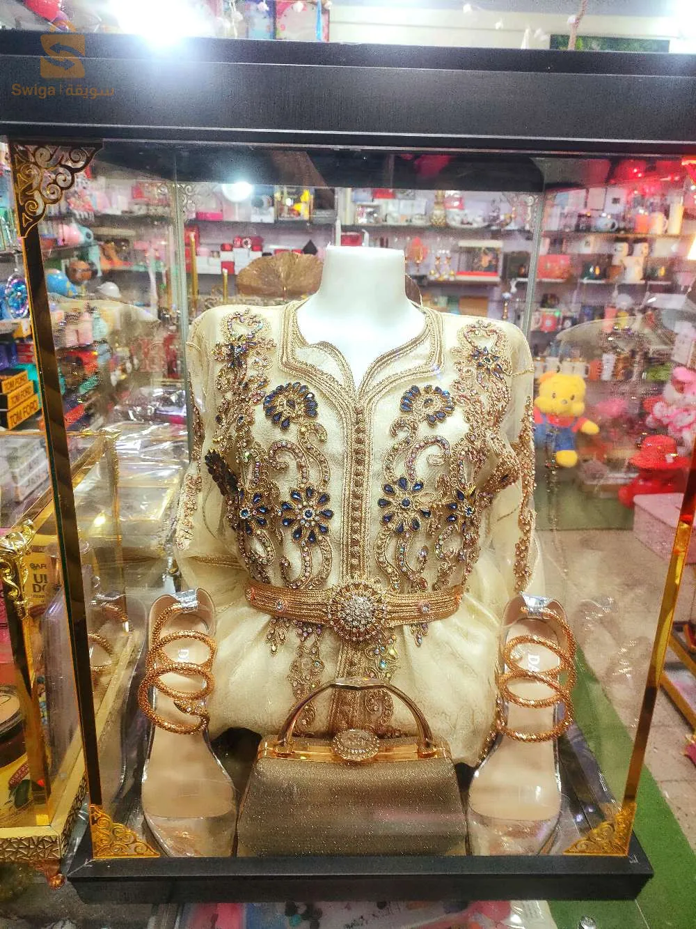 مجموعة من الهدايا للطلب