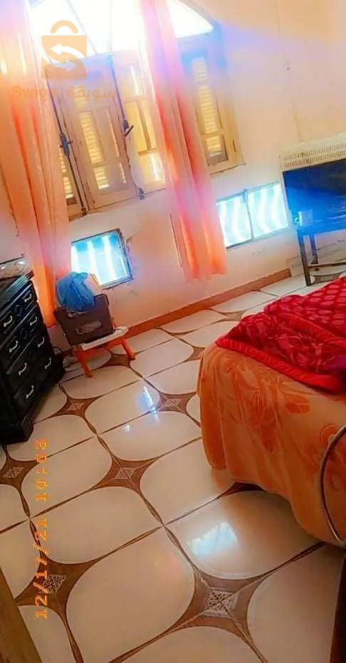 سكن للبيع حي الوئام قبل ثانوية ابن خلدون 150متر دفتر عقاري جميع المرافق متوفرة سكن مقيوم كامل متكون من 3قرجات وصالة مرحاض ودوش لتحت والشوق 5غرف ومطبخ ومرحاض ودوش ولاتيراس محوطة كاملة 0660333852