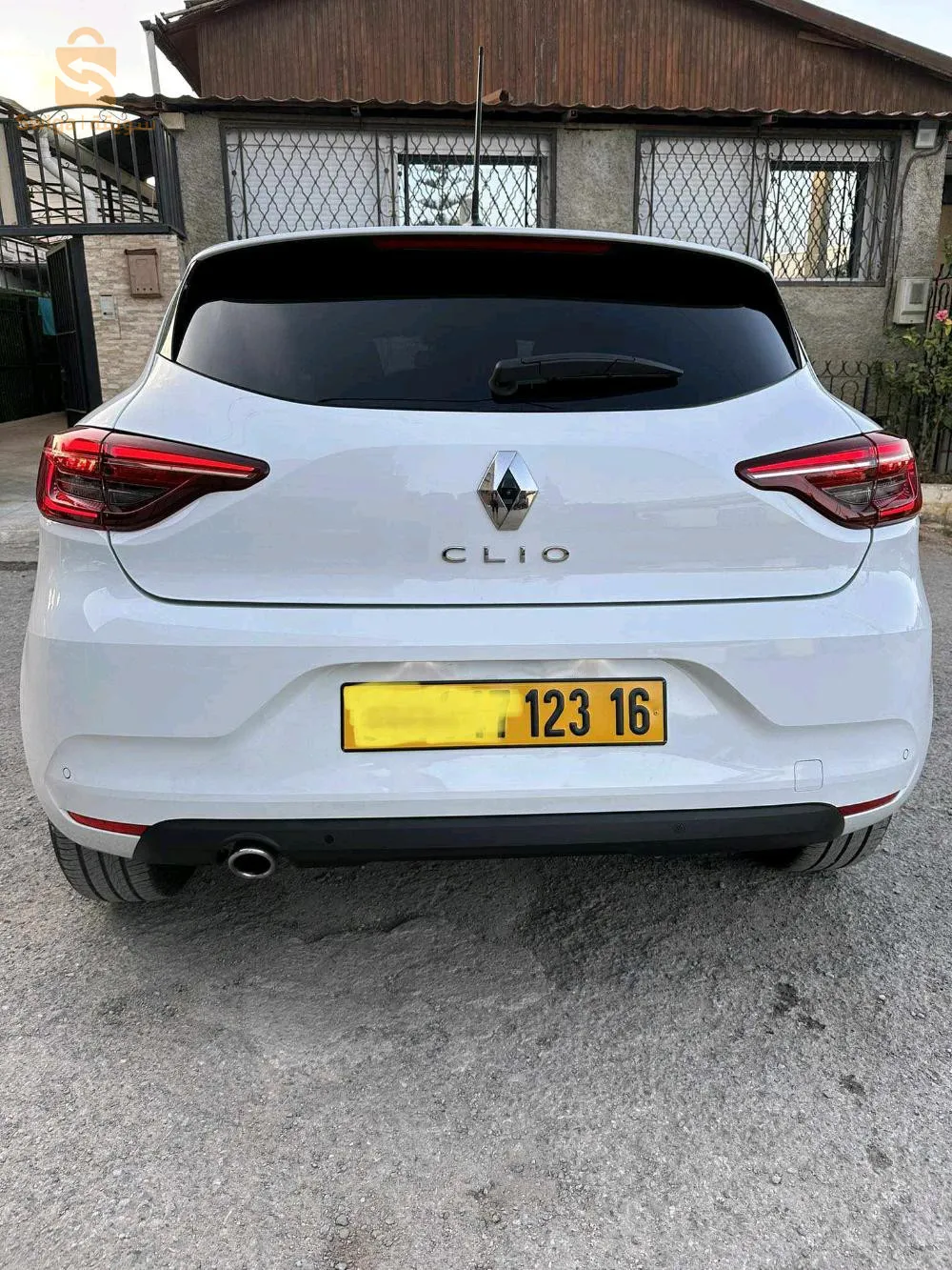 salemalikoum j'ai une Clio 5 équilibre 7000 km au compteur ils m'ont offert 440 millions 1.5 dCi 115 CH avec caméra de recul