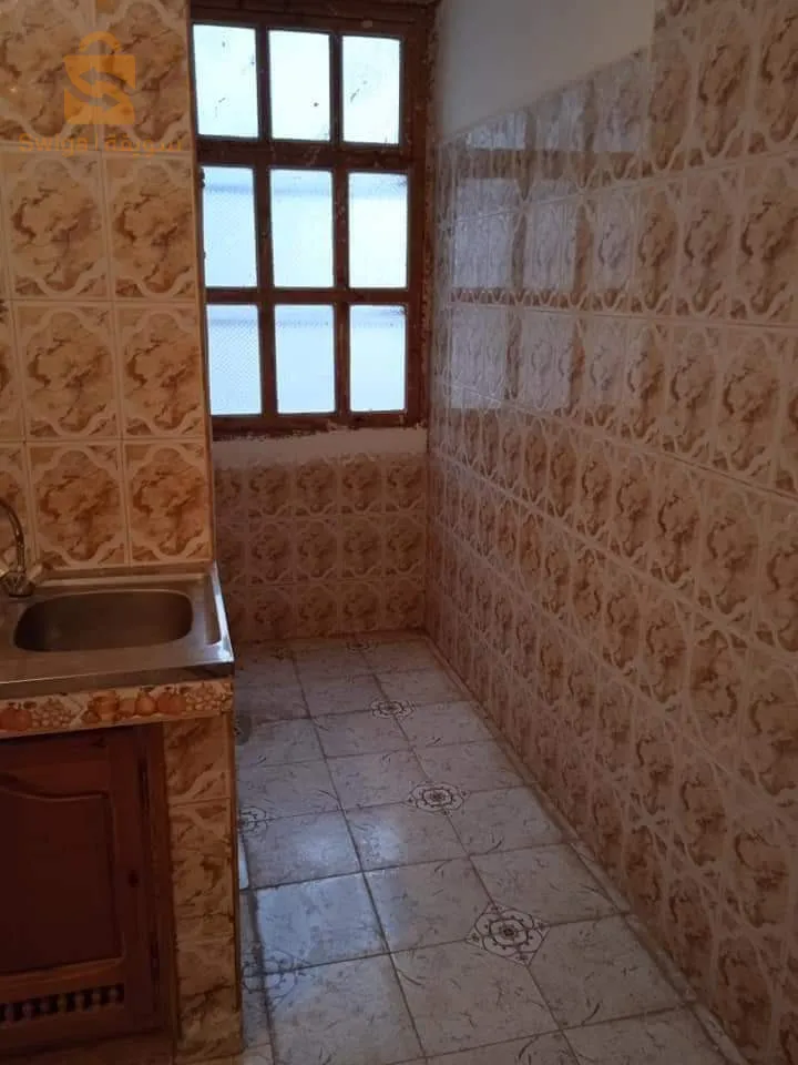 شقة للبيع F4 في الطابق اللول بواجهتين ...حي الصومام..فوق الطبيب عمراني