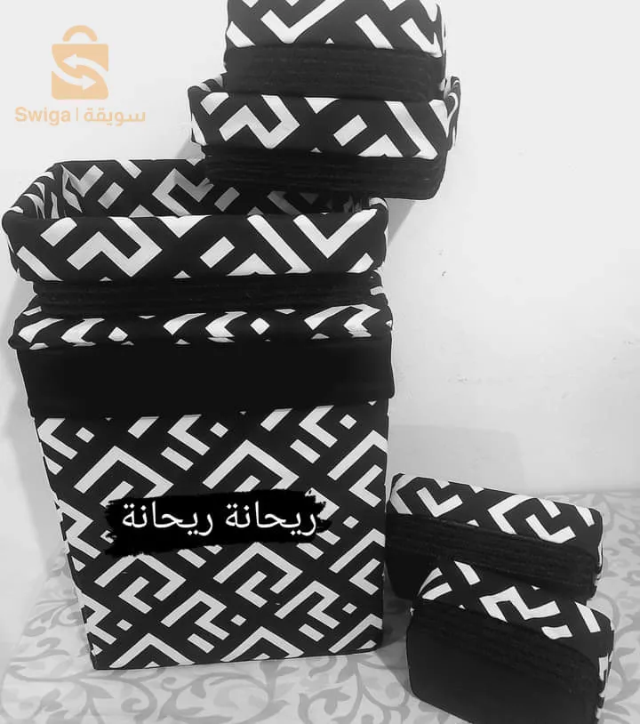 منظمات مع سلة من الخشب