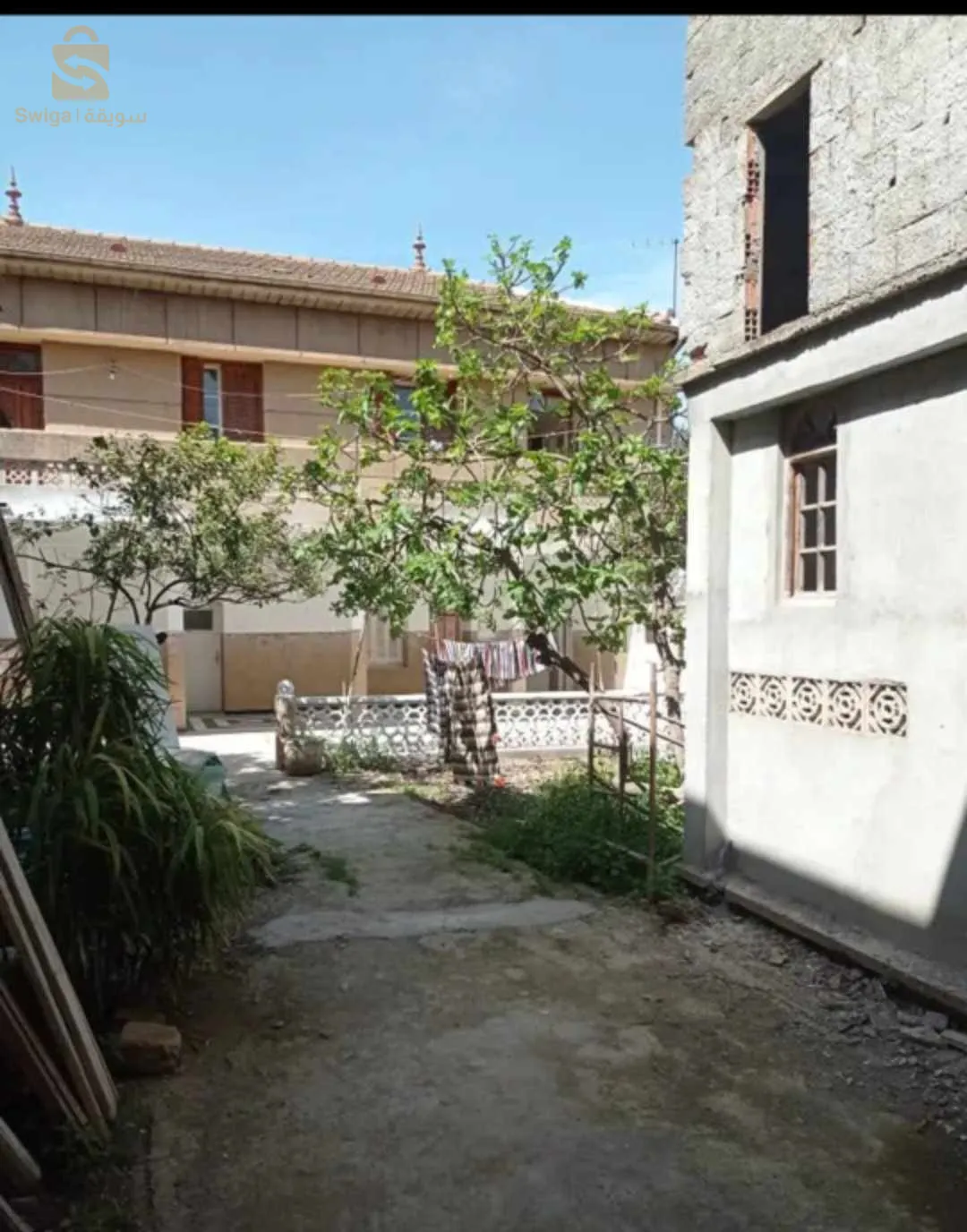 I am selling a villa located in the heart of Chebli, in the Wilaya of Blida, located at Rue Benkina Hamoud. This property covers an area of ​​530 m2, with a frontage of 18 m2. It consists of two houses separated by a garden, including a R+1 colonial villa and a recently built F4 house. In addition, the property has two premises of 88 m2 and 30 m2 respectively, as well as a medical office in the form of a F2 apartment of 60 m2. The initial price offered is 4.5,
