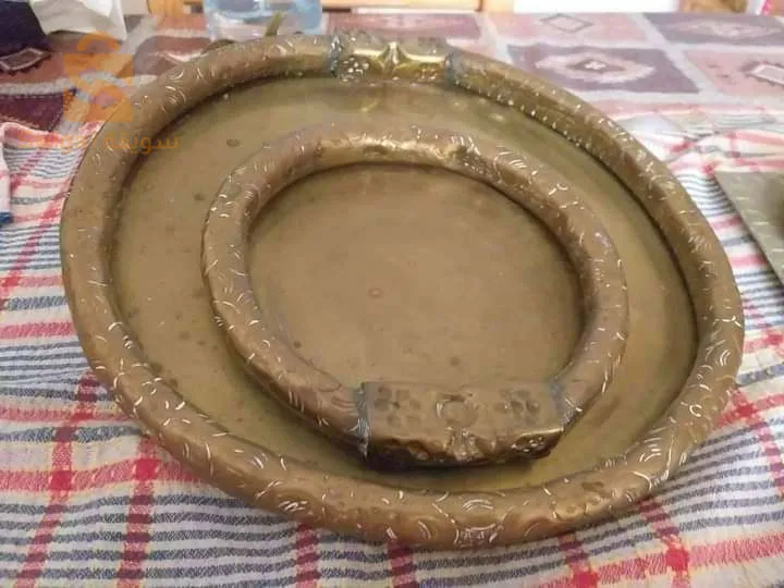 deux petits plateaux en cuivre  tres anciens