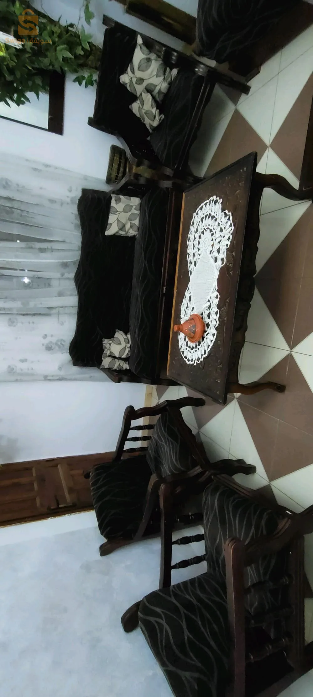 Salon 6 pièces avec une table