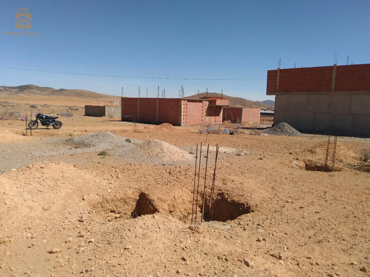 السلام عليكم 
ارض للبيع في بلدية جرمة قرب الطريق الوطني حوالي 200 متر فيها 100 متر طولها 14 متر عرضها 7,20 متر فيها 4 فيش بوطو قريب ليها الغاز الكهرباء الماء لمن يهمه الامر 
0676171361