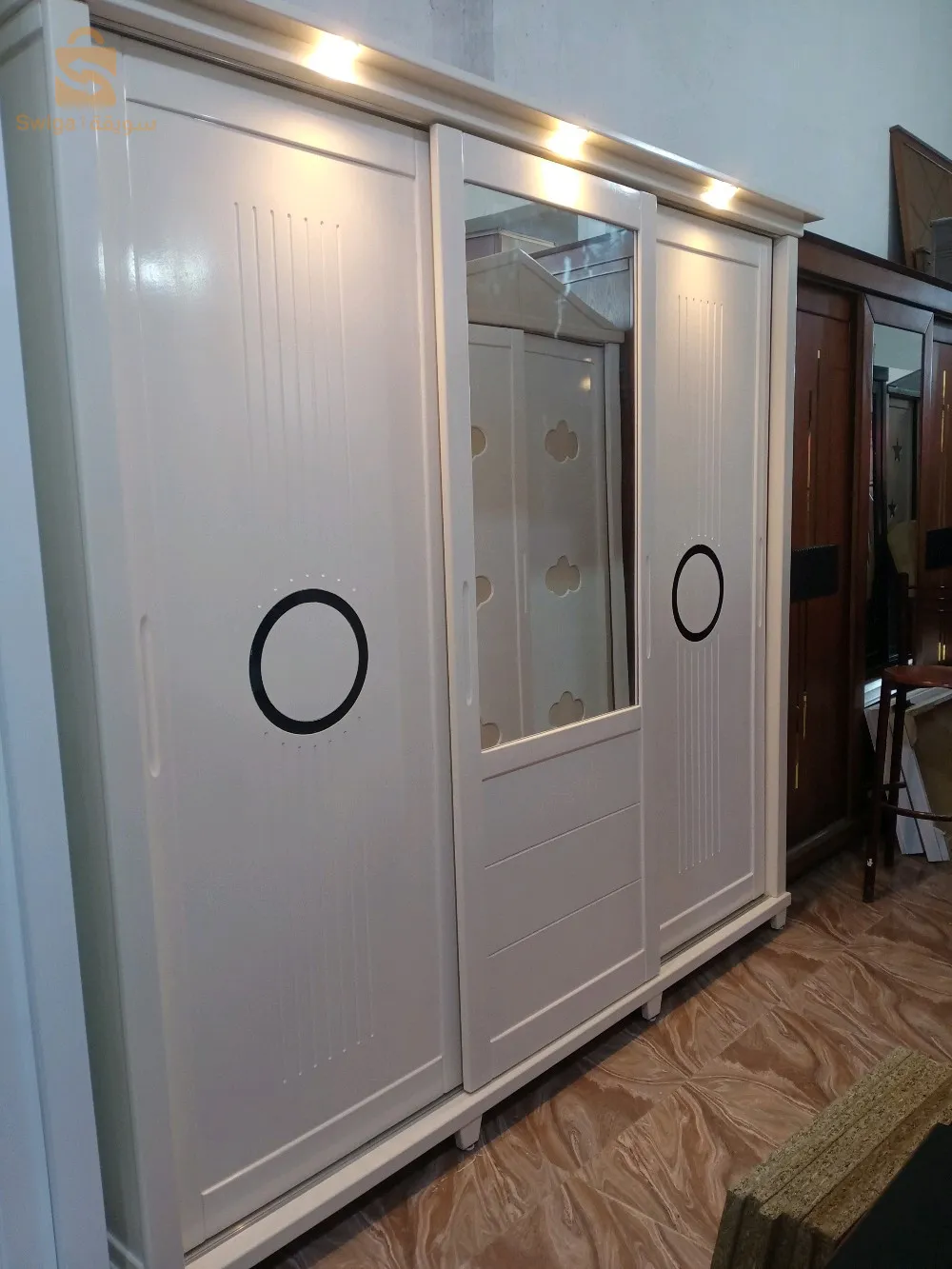 خزانة خشب أحمر نوعية جيدة