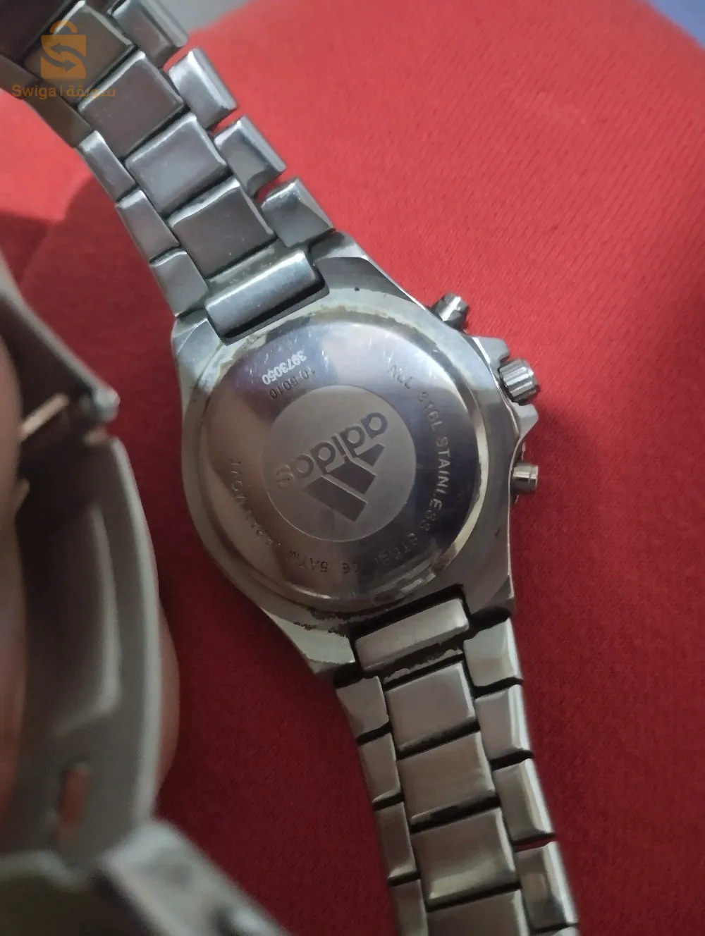 ساعة للبيع جديدة و جميلة